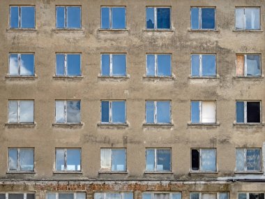 Prora 'da eski bir apartman bloğunun dış görünüşü, birçok sıra penceresi olan Rugen, Almanya