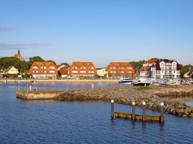Wiek, Mecklenburg-Vorpommern, Almanya - 29 Haziran 2022: Baltık Denizi 'nden Ruegen adasındaki Wiek köyünün ufuk çizgisi