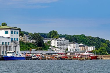 Sassnitz, Mecklenburg-Vorpommern, Almanya - 30 Haziran 2022: Ruegen adasındaki Sassnitz 'de kasaba limanı ve geleneksel eski evler