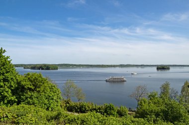 Plon, Schleswig-Holstein, Almanya - 18 Mayıs 2023: Bir keşif teknesiyle Büyük Göl Plon 'un havadan görünüşü