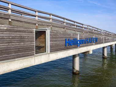 Heiligenhafen, Holstein, Almanya - 20 Temmuz 2018: Baltık Denizi üzerinde Heiligenhafen 'deki modern iskele