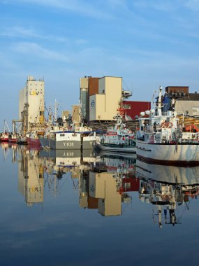Heiligenhafen, Holstein, Almanya - 20 Temmuz 2018: Heiligenhafen limanındaki Baltık Denizi 'nin suyuna gemiler yansıtıldı