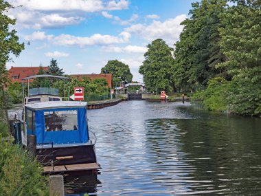 Plau am köyündeki Elde Nehri manzarası. Bakınız, Mecklenburg-Batı Pomerania, Almanya