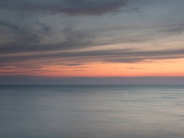 Baltık Denizi 'nin minimalist manzarası, uzun süre çekilmiştir.