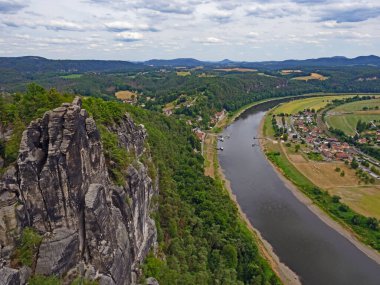 Bastei kaya oluşumundan Sakson İsviçre, Almanya 'daki Rathen ve Elbe köyüne bakın.