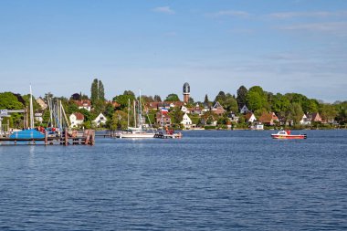 Plon, Holstein, Almanya - 19 Mayıs 2023: Ploen ve Groer Ploener gölü manzarası