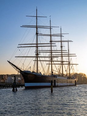 Lubeck, Holstein-Holstein, Almanya - 07 Mart 2024: Günbatımında Travemunde 'deki Priwall gezinti güvertesinde dört direkli bark Passat manzarası