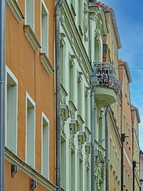 Almanya 'nın Regensburg kentindeki tarihi evlerin cephelerinin görüntüsü
