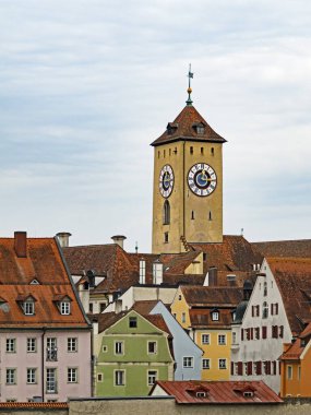 Almanya 'nın Bavyera kentindeki eski belediye binasının bulunduğu eski Regensburg şehrinin manzarası