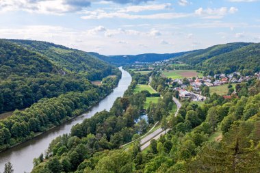 Riedenburg, Bavyera, Almanya - 01 Eylül 2022: Prunn köyü ile Altmuhltal Vadisi manzarası