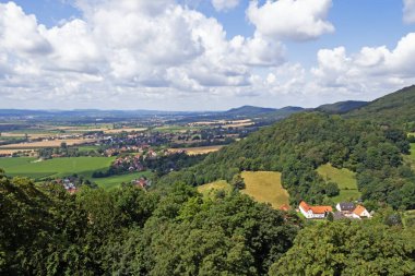 Weser Uplands, Almanya 'daki Schaumburg Toprakları' nın Weser Vadisi 'ndeki manzara.