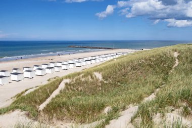 Lokken 'deki Kuzey Denizi sahili manzarası karakteristik beyaz sahil evleri, Danimarka