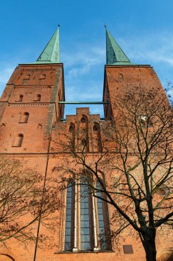 Almanya 'nın Lubeck Katedrali' nin iki kulesinin altından görüntü