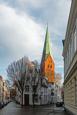 Lubeck, Holstein-Holstein, Almanya - 22 Aralık 2022: Tarihi evleri ve Aegidienkirche kilisesi olan eski kasaba