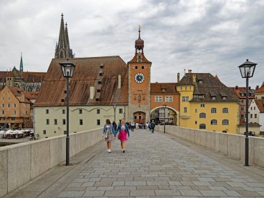 Regensburg, Bavyera, Almanya - 31 Ağustos 2022: Taş köprü ve eski Regensburg kasabası