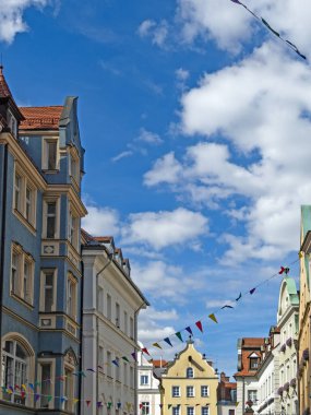 Almanya 'nın Regensburg kentindeki renkli tarihi evlerin cephelerinin görüntüsü