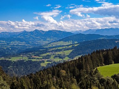 Pfaender Dağı 'nın zirvesinden Avusturya Alpleri' nin manzarası