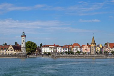 Lindau, Bavyera, Almanya - 05 Eylül 2022: Mang Kulesi ve yeni deniz feneriyle birlikte Lindau Gölü 'nün ufuk çizgisi 