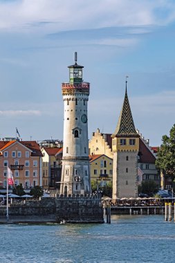 Lindau, Bavyera, Almanya - 05 Eylül 2022: Mang kulesi ve yeni deniz feneri manzarası