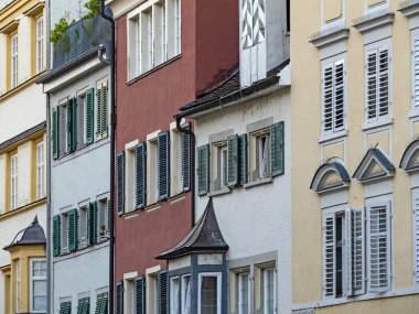 Almanya 'nın Constance Gölü' ndeki eski Lindau kasabasındaki tarihi evlerin cephelerinin görüntüsü