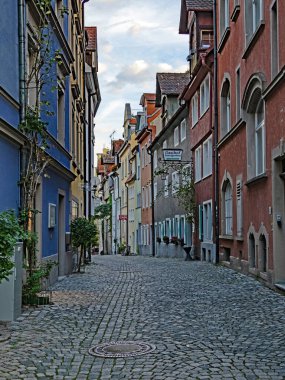 Lindau, Bavyera, Almanya - 06 Eylül 2022: Tarihi eski Lindau kasabasında dar bir sokağa bakın