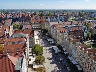 Gdansk, Pomerania, Polonya - 02 Eylül 2024: Uzun Pazar Meydanı 'ndaki tarihi evlerle eski Gdansk kasabasının havadan görünüşü