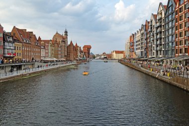 Gdansk, Pomerania, Polonya - 30 Ağustos 2024: Mottlau Nehri üzerinde yer alan Gdansk şehrinin tarihi vinç kapısı