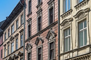 Polonya 'nın eski Krakow kentindeki tarihi binaların cephelerine yakın çekim