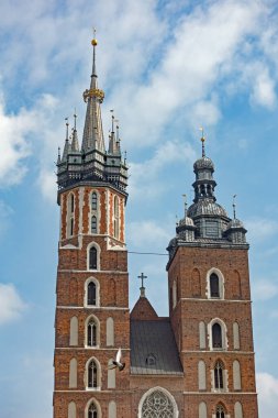 Polonya 'nın Krakow kentindeki St. Mary' s tarihi tuğla kilisesinin dış görünüşü