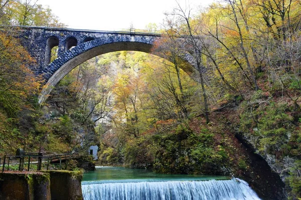 Kamienny Most Kolejowy Przez Wąwóz Vintgar Nad Radovną Pobliżu Bled — Zdjęcie stockowe