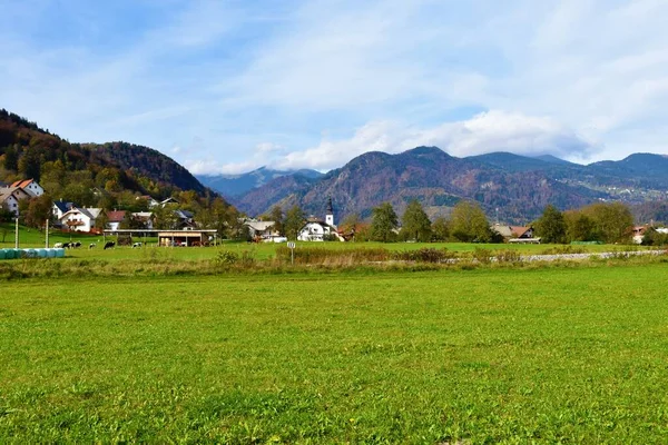 Vista Aldeia Blejska Dobrava Perto Jesenice Gorenjska Eslovénia Com Montanhas — Fotografia de Stock