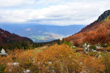 Sonbaharda Slovenya 'nın Gorenjska kentinde, Julian Alpleri ve Triglav ulusal parkındaki Crna Prst vadisinin manzarası ve Bohinj' in yukarısındaki bulutlar