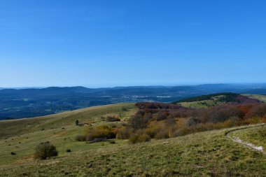 Slovenya 'nın Primorska kentindeki Vremisca dağının tepeler arasındaki Divaca kasabasıyla görüntüsü