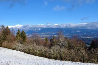 Slovenya 'nın Gorenjska kentindeki bulutlarla kaplı dağlar