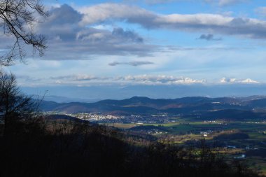 Slovenya 'nın Dolenjska kentindeki Grosuplje kasabası ve Kamnik-Savinja tepeleri çevresindeki Hilly manzarası