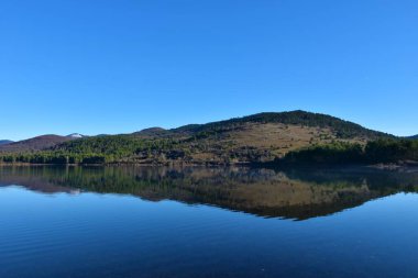 Slovenya 'nın Notranjska kenti Pivka yakınlarındaki Petelinjsko jezero aralıklı karst gölü manzarası