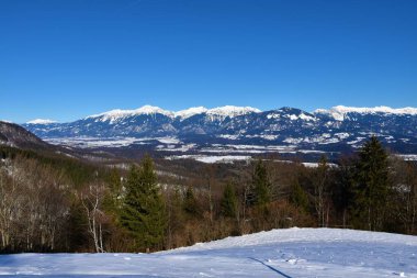 Gorenjska 'daki Karavanke dağlarının kışın manzarası