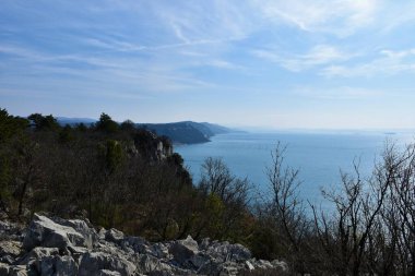İtalya 'nın Friuli Venezia Giulia bölgesindeki Falesie di Duino' dan Adriyatik Denizi manzarası