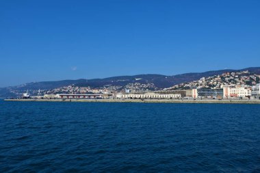 İtalya 'nın Adriyatik Denizi kıyısındaki Friuli Venezia Giulia bölgesindeki liman kenti Trieste ve Molo Audace iskelesinin manzarası