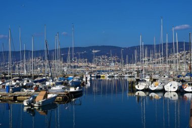 Liman kenti Trieste 'deki Marina ve İtalya' nın Friuli Venezia Giulia bölgesindeki tepeler