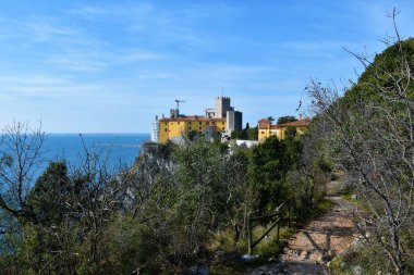 Castello di Duino manzarası ve İtalya 'nın Friuli Venezia Giulia bölgesindeki Riserva Naturale delle Falesie di Duino yolu.