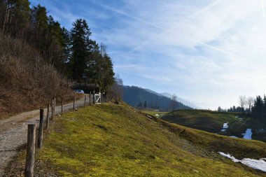 Slovenya 'nın Gorenjska kentindeki Baselj yakınlarındaki bir çakıl yolu ve tepelik araziyi kaplayan çayır.