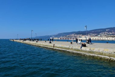Trieste, İtalya - 5 Mart 2023: İtalya 'nın Friuli Venezia Giulia bölgesindeki Trieste liman kentinde Molo Audace iskelesi