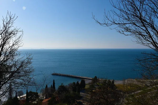 Uitzicht Adriatische Zee Een Pier Aan Kust Bij Sistiana Friuli — Stockfoto