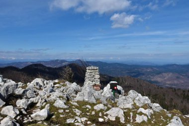 Slovenya 'nın Notranjska kentindeki Nanos Platosu' ndaki Suhi Vrh Dağı 'nın tepesinde.