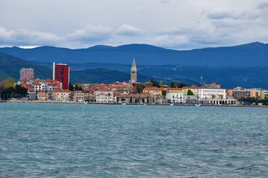 Koper, Slovenya - 16 Nisan 2023: Slovenya 'nın Littoral bölgesindeki Koper kasabasının Adriyatik Denizi kıyısındaki görüntüsü