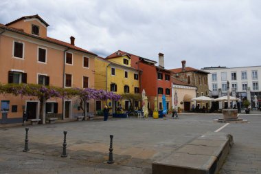 Koper, Slovenya - 16 Nisan 2023: Slovenya 'nın Koper kentinde Carpaccio Meydanı