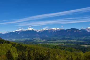 Gorenjska, Slovenya ve yamaçlarda karla kaplı Karavanke dağlarının manzarası