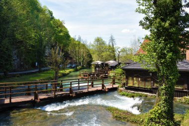 Hırvatistan 'ın Karlovac ilçesindeki Slunj kasabasından akan Korana nehri