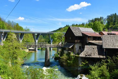 Hırvatistan 'ın Karlovac ilçesinde Korana nehri üzerindeki köprüleri bulunan Slunj kasabasındaki eski binalar